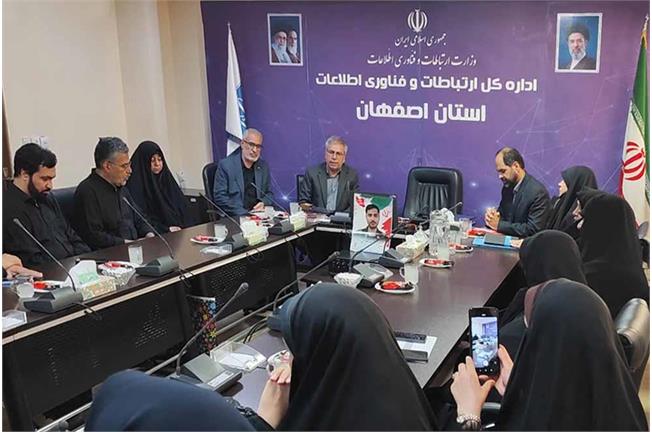 تکریم مشاور وزیر ارتباطات در امور ایثارگران از خانواده شهدای دفاع مقدس و جنگ 12 روزه